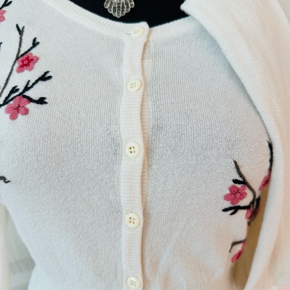 V.A.S. ~ Floral Embroidered White Sweater featuring a wide ribbed bottom - Picture 7 of 10